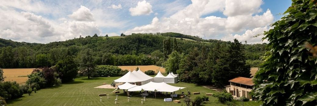 Un mariage champêtre sous une tente silhouette 