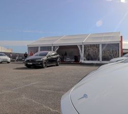 Showroom éphémère concession automobile Tesla