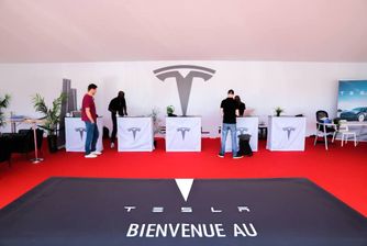 Showroom éphémère concession automobile Tesla